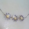 Girocollo con 3 Margherite piccole in oro 18 kt di Aprile gioielli - immagine 3