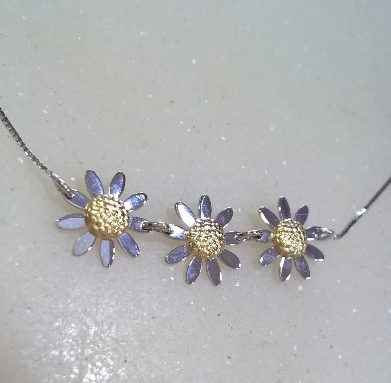 Girocollo con 3 Margherite piccole in oro 18 kt di Aprile gioielli - immagine 3