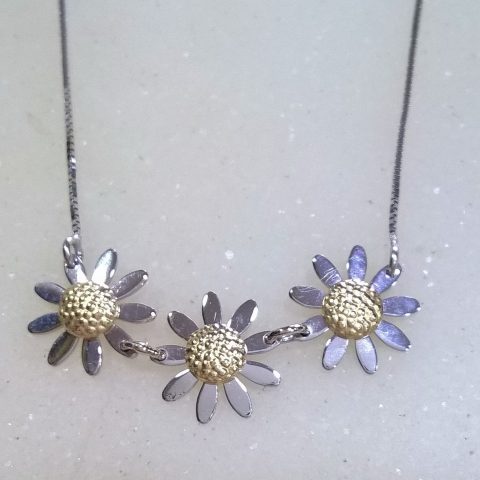 Girocollo con 3 Margherite piccole in oro 18 kt di Aprile gioielli