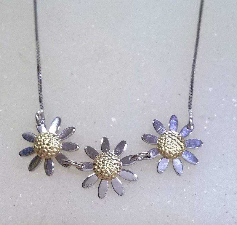 Girocollo con 3 Margherite piccole in oro 18 kt di Aprile gioielli
