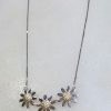 Girocollo con 3 Margherite piccole in oro 18 kt di Aprile gioielli - immagine 2