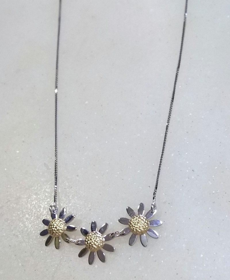 Girocollo con 3 Margherite piccole in oro 18 kt di Aprile gioielli - immagine 2